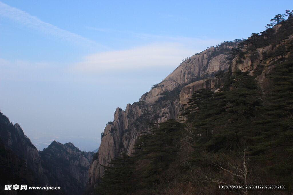 巍峨山峦 尽显自然壮美
