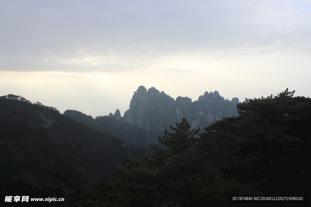 云雾缭绕的山峦美景