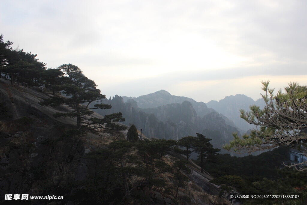 黄山山峦间的秀丽景致