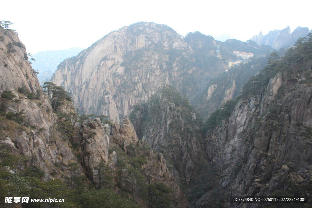 巍峨险峻的壮丽山景