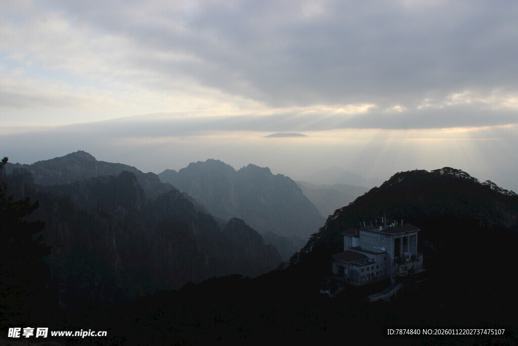 山间云雾缭绕的壮丽景色