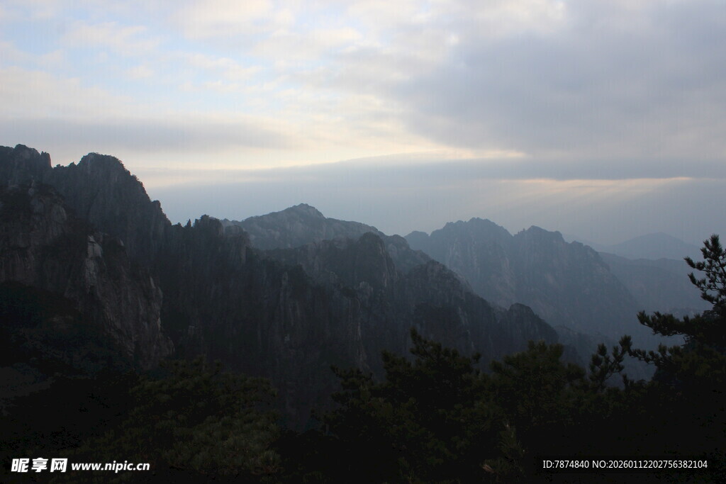 山峦云雾间的壮美景色