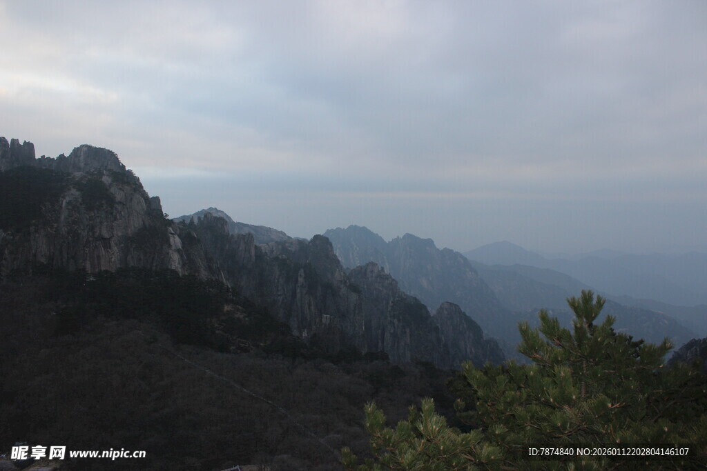 云雾缭绕的壮美山峦