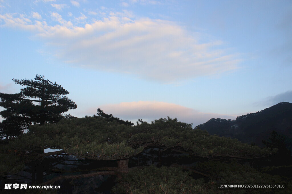山间暮色中的树木与云霞