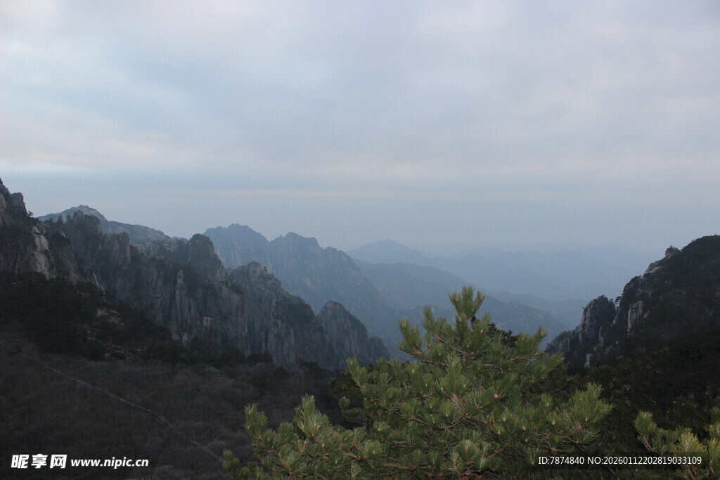 山峦云雾间的自然景致