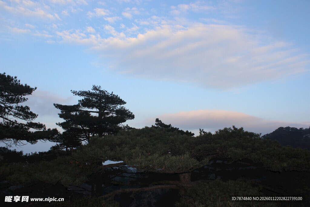 山林暮色中的美丽天空