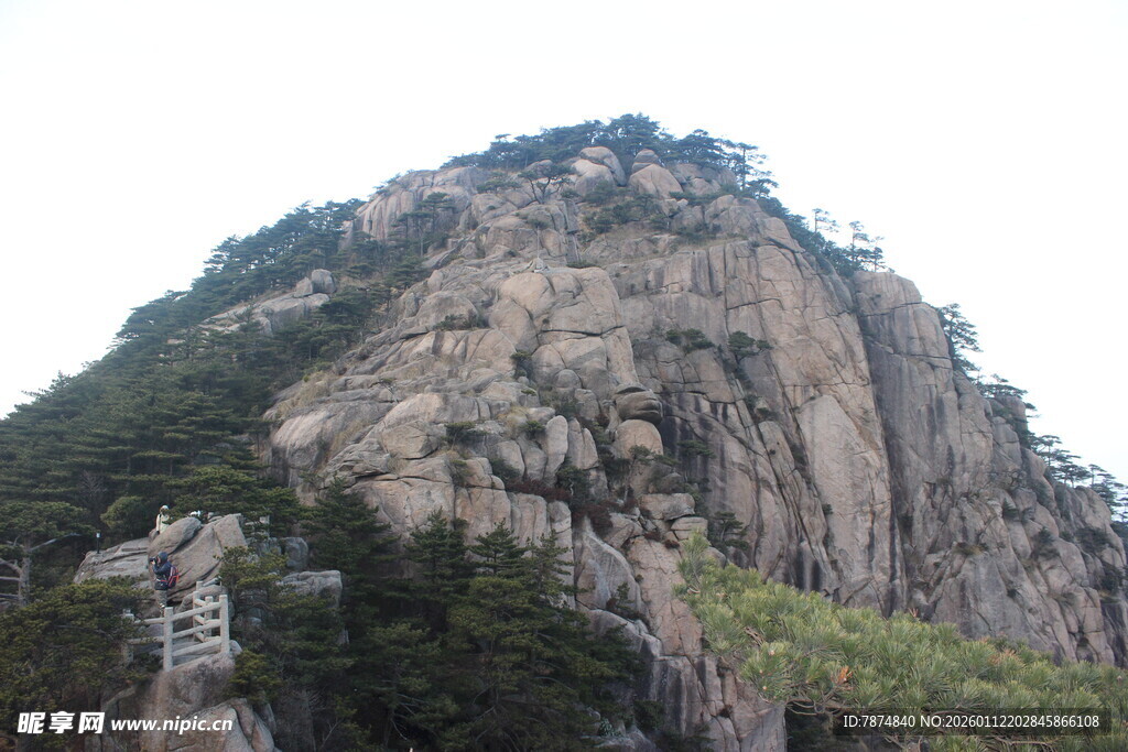 巍峨险峻的壮丽山峰
