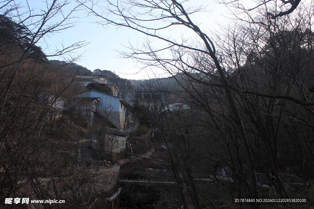 山间景色中的建筑轮廓