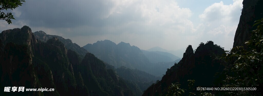 云雾缭绕的壮美山峦