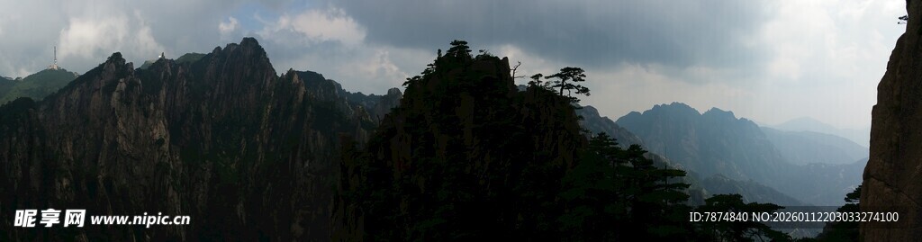 壮丽山峦云雾间