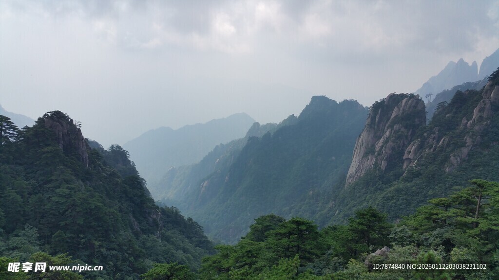 壮丽山峦间的葱郁景致