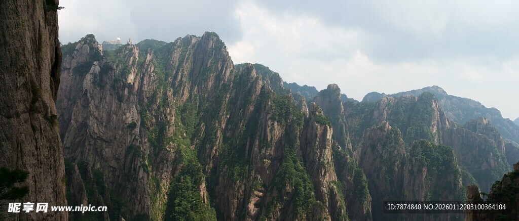 壮丽巍峨的山峰景观