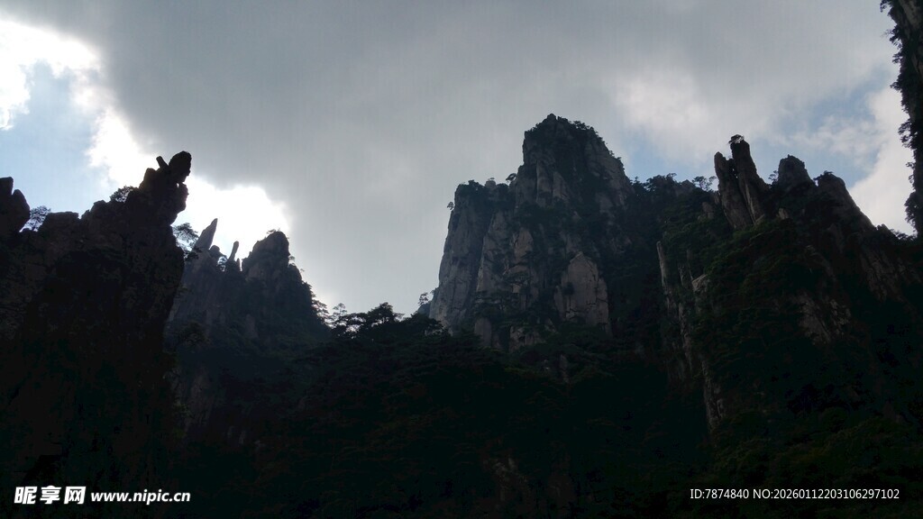 壮丽奇峻的山峰景观