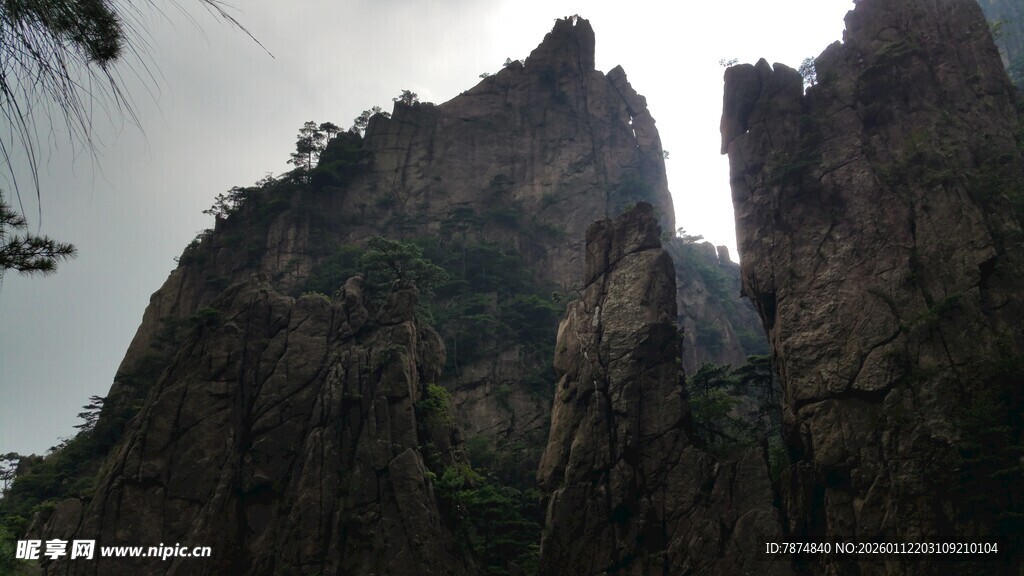 奇峰耸立的壮丽山景
