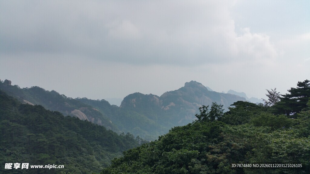 青山连绵的秀丽山间景致