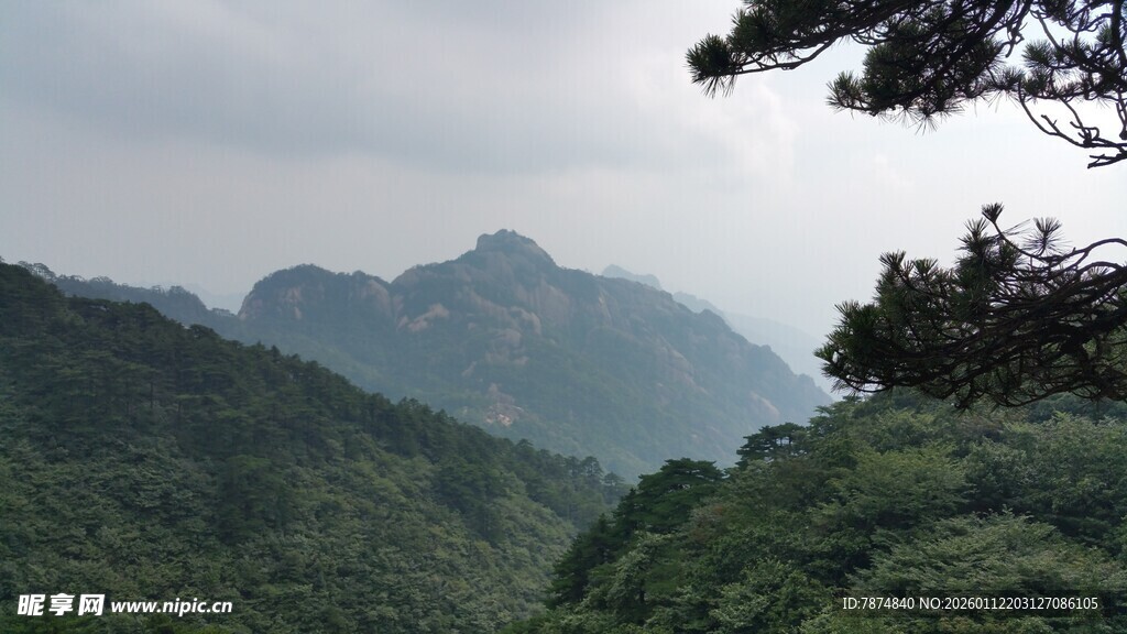 青山葱郁的秀丽山间景色