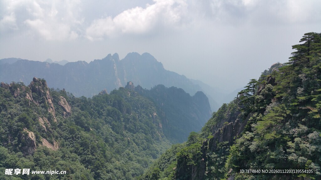 山峦叠翠的壮美自然景观