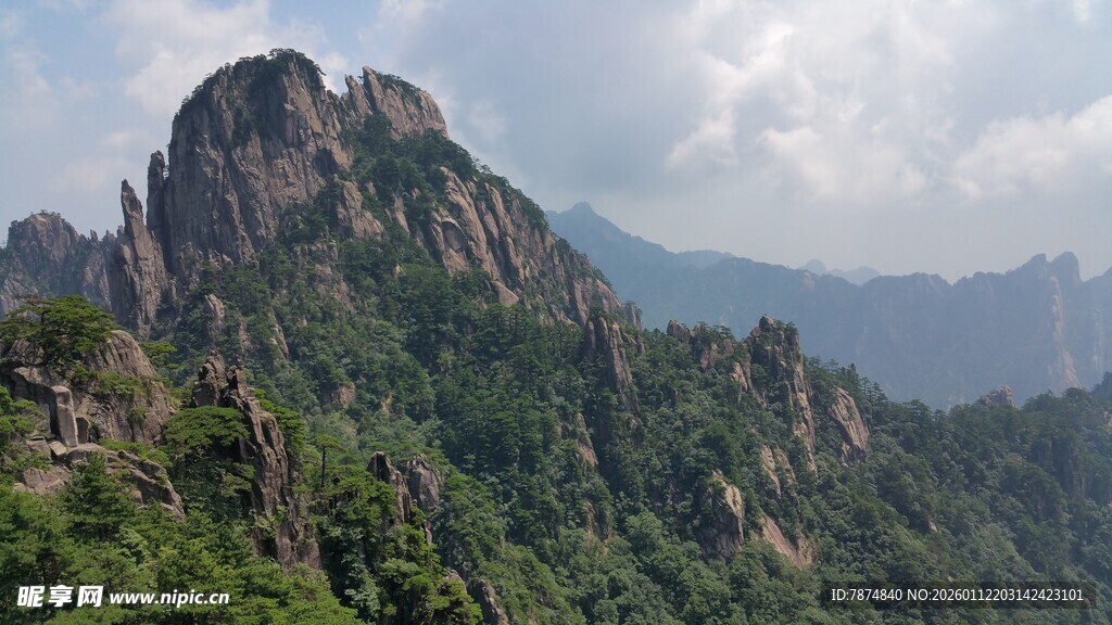 巍峨山峦绿意浓