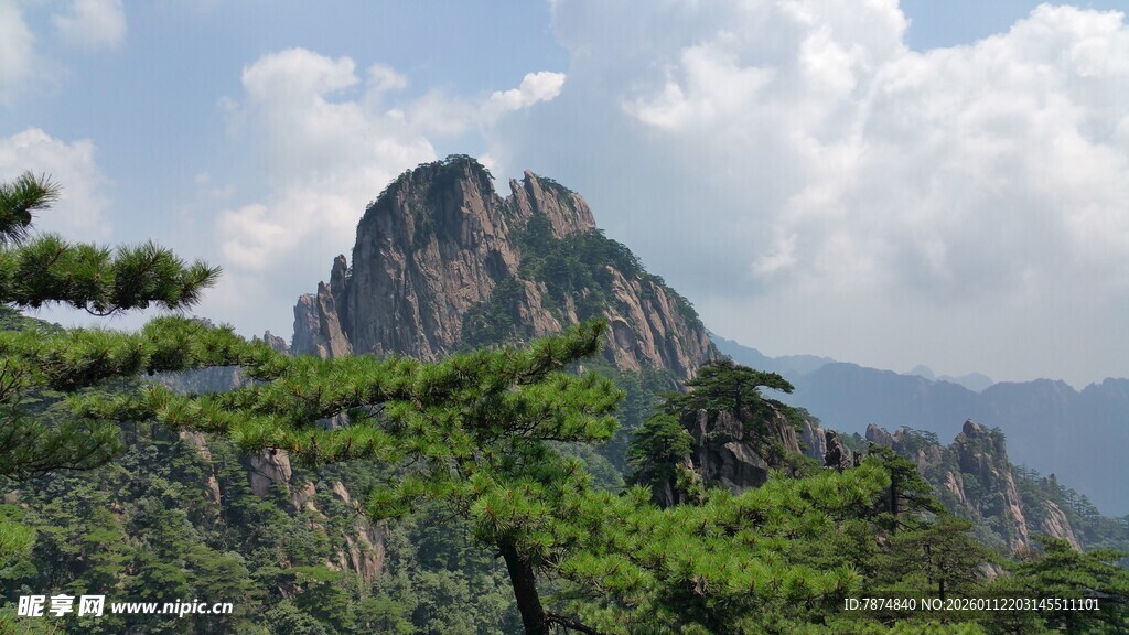巍峨青山伴葱郁绿树