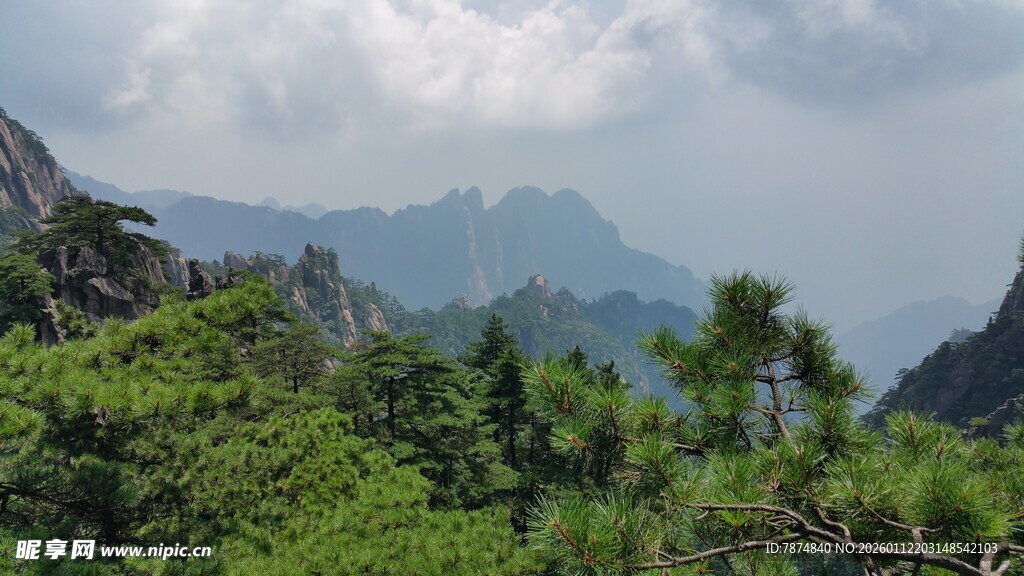 青山绿树间的秀丽山景