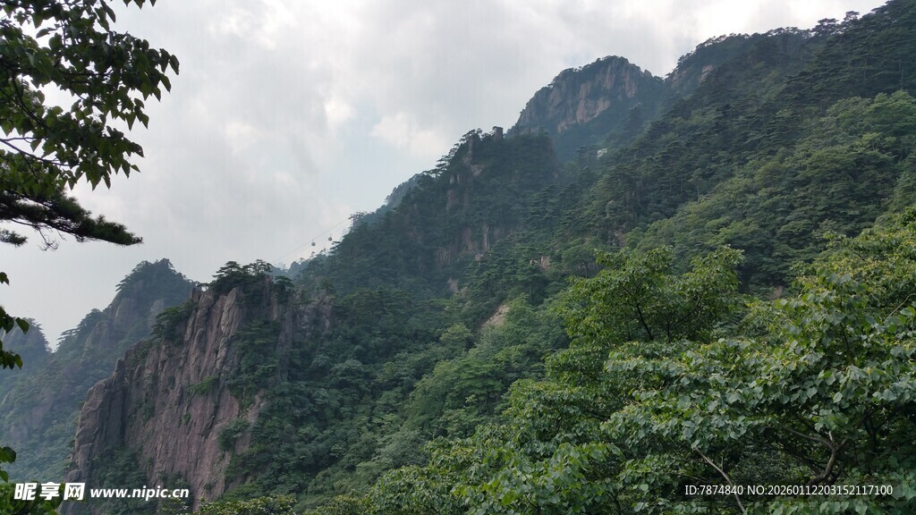 秀丽山峦 绿意盎然的景致