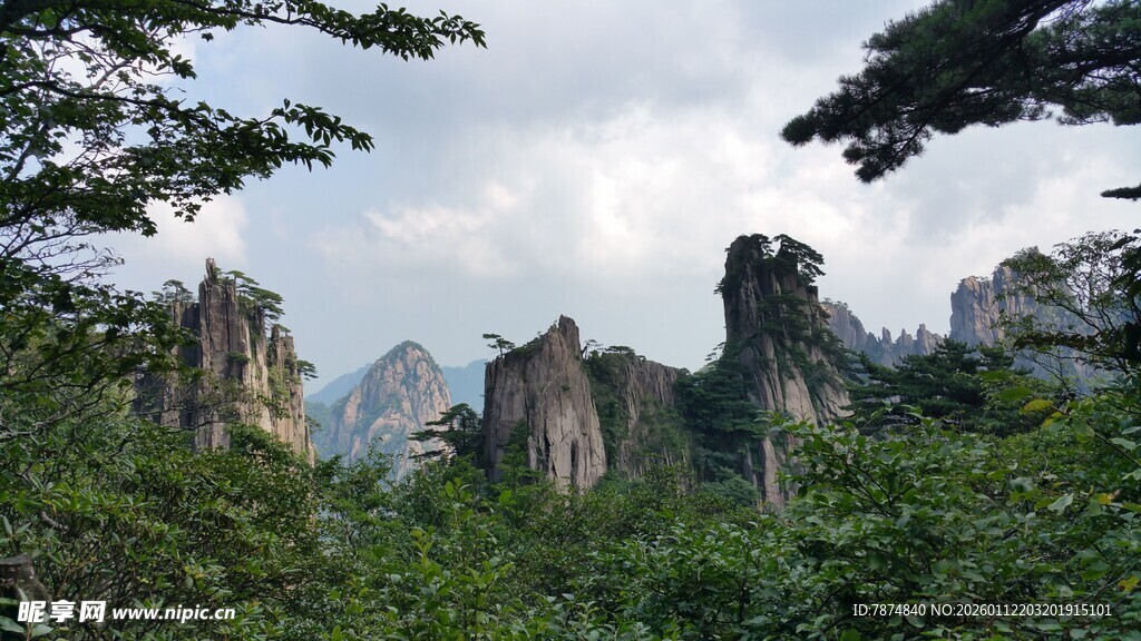 奇峰林立的山林景观