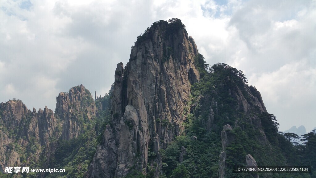 巍峨壮丽的山峰景观