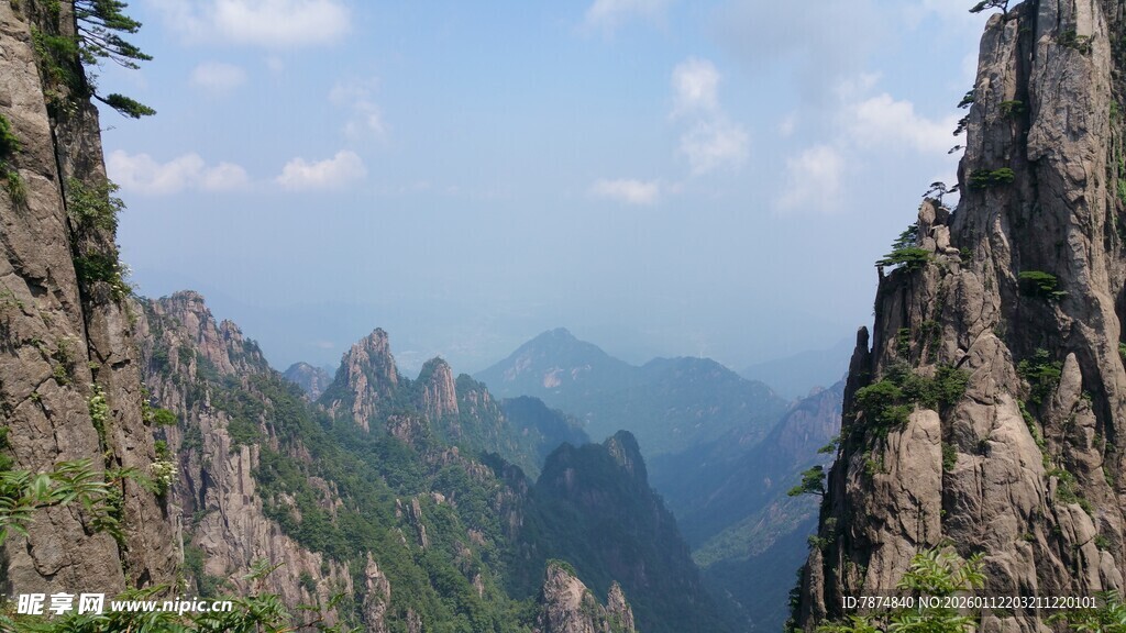 壮丽巍峨的险峻山峰景观