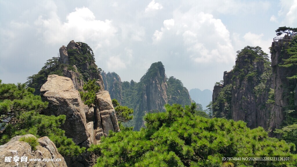 壮美黄山奇峰绿意盎然