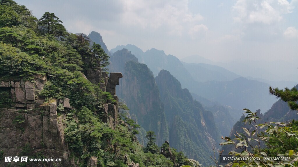 壮丽山景 群峰绿意盎然