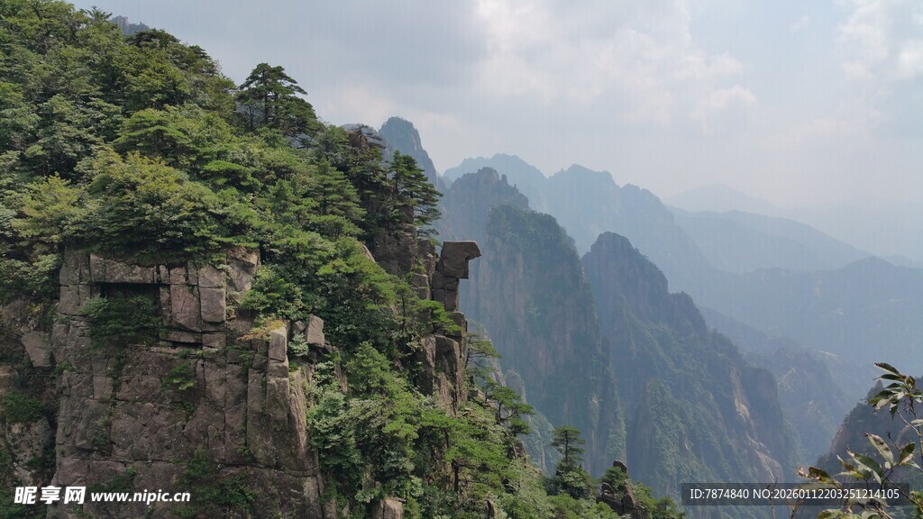 壮丽山景 奇峰绿植相衬