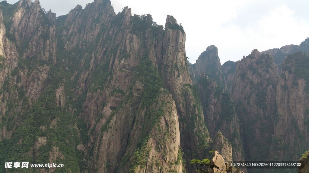 壮丽巍峨的高山景观