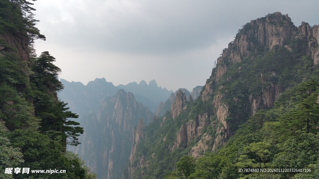 壮丽山景 绿意盎然的峰峦