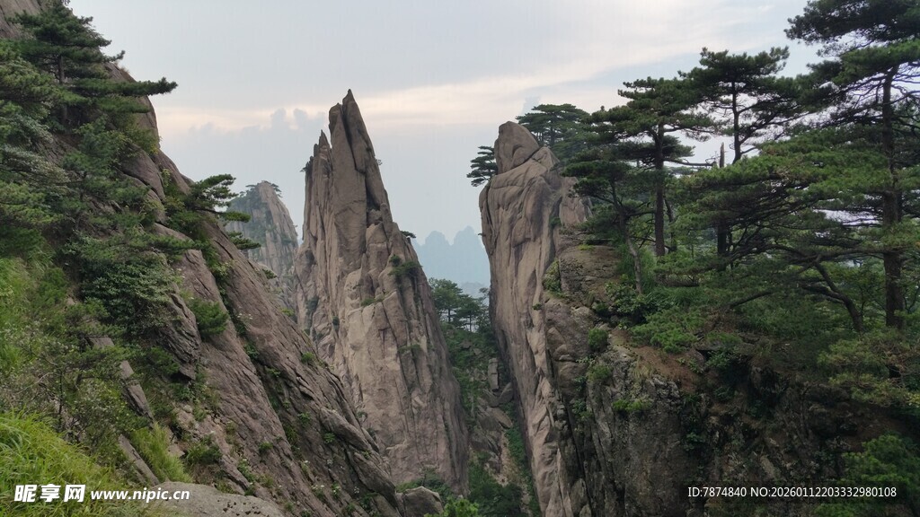 奇峰耸立的壮丽山间景色