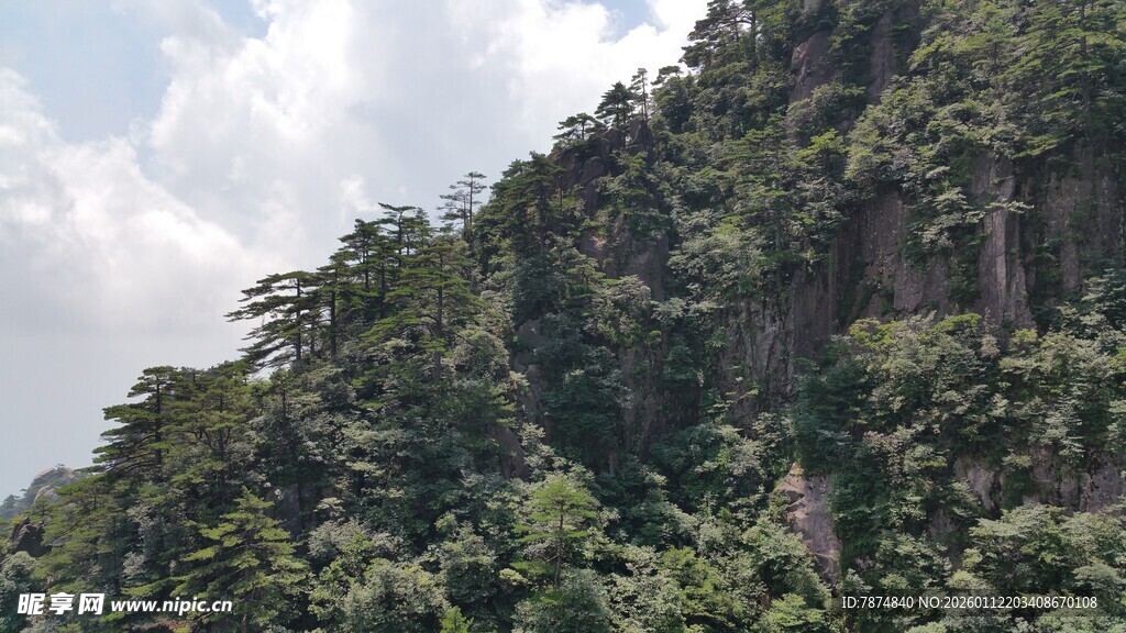 青山绿树间的陡峭崖壁