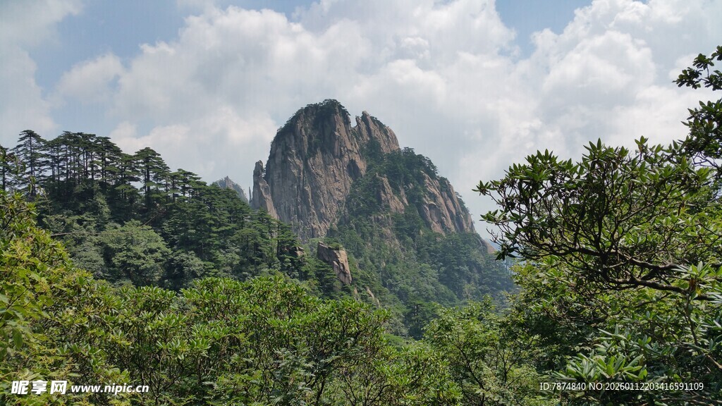 青山绿树间的巍峨山峰