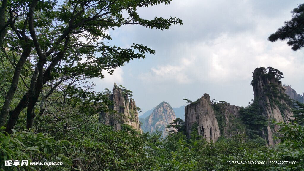 壮美奇峰山林景观