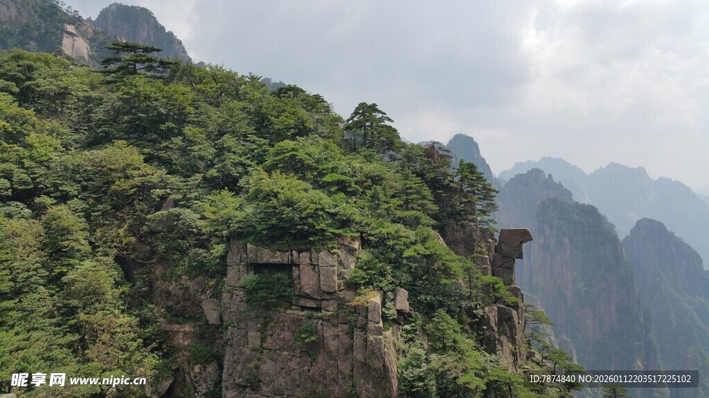 峻峭山峰绿意盎然