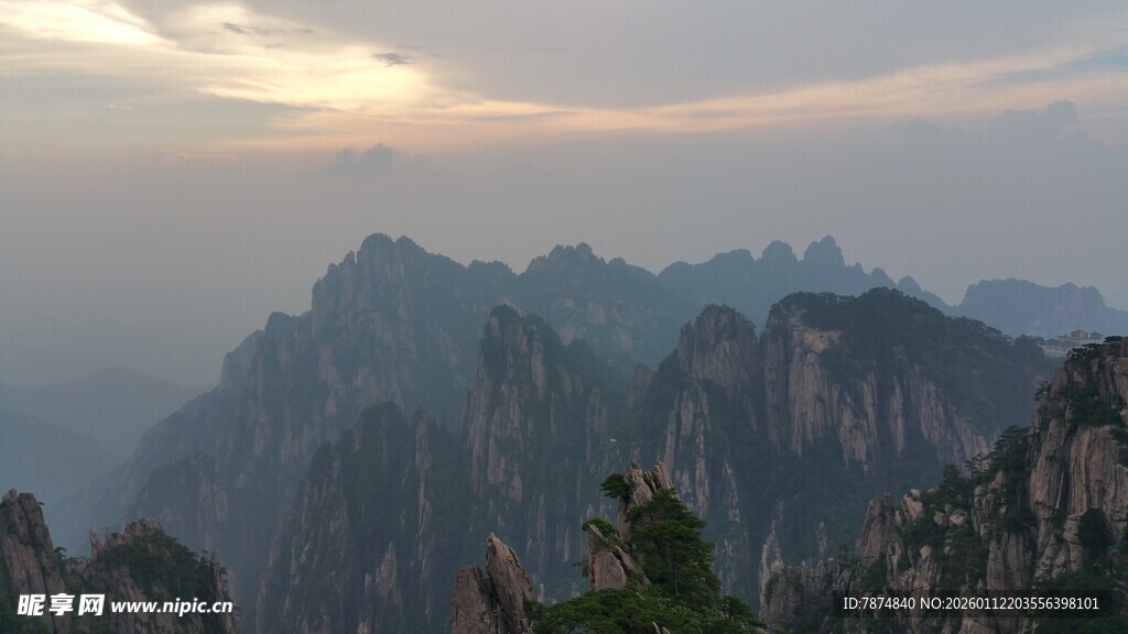 壮美黄山山峦暮色景观