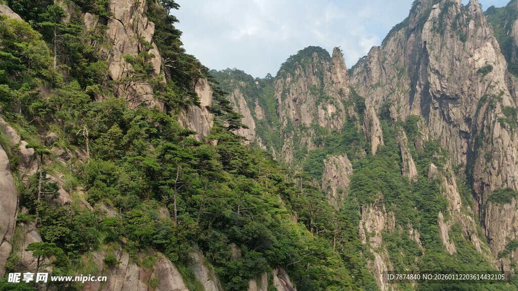 壮丽山景 绿意盎然的峰峦