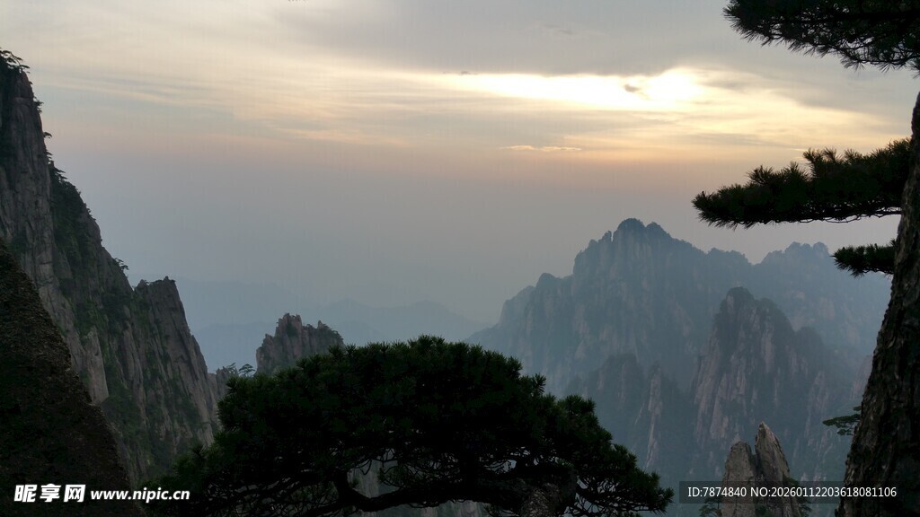 黄山壮丽山景与天际霞光