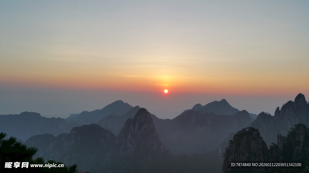 日出时分的壮丽山峦景色