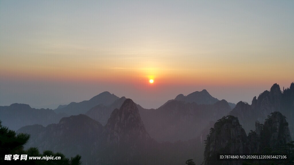 日出时分的壮丽山峦景色