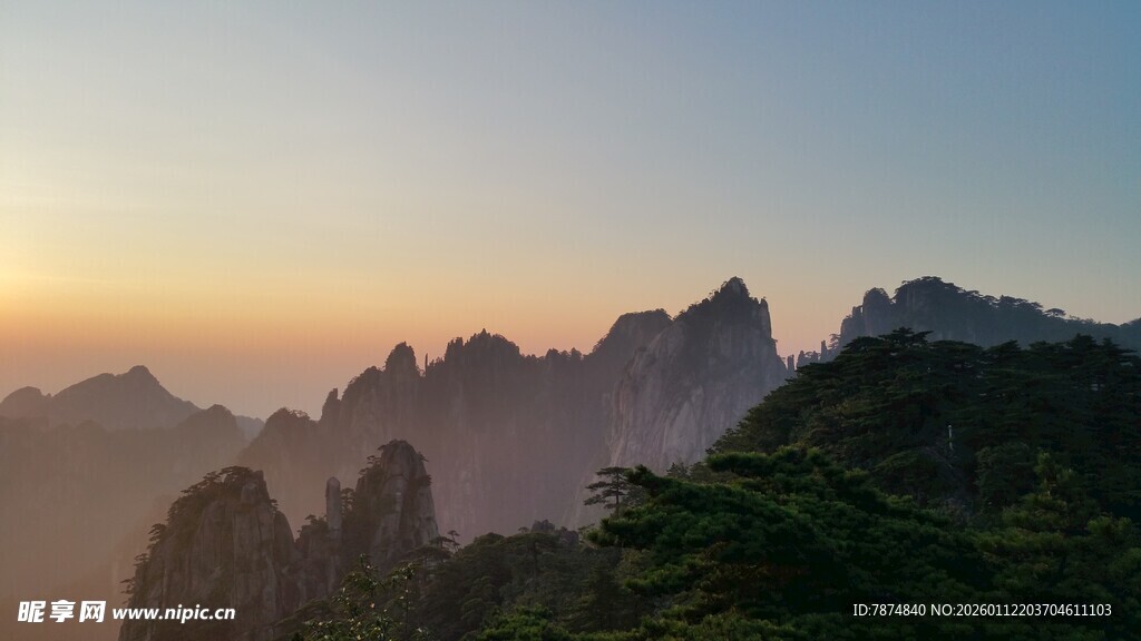 日出时分的壮丽山峦景色