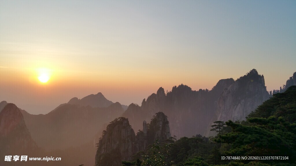 日出时分的壮丽山峦景色