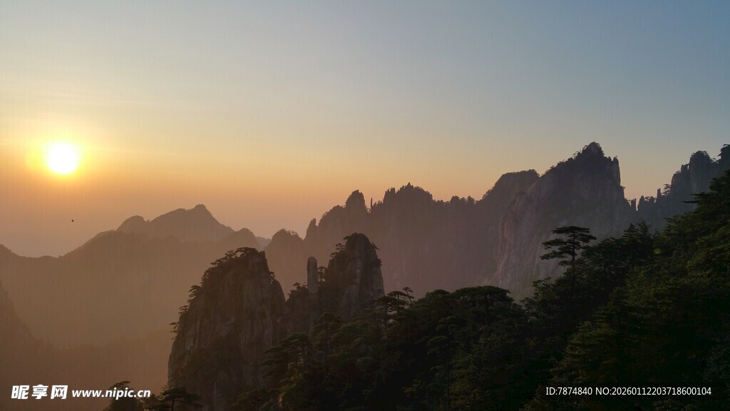 日出下的壮美山峦景色