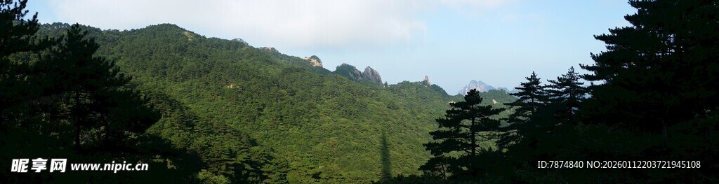 青山葱郁的自然景观