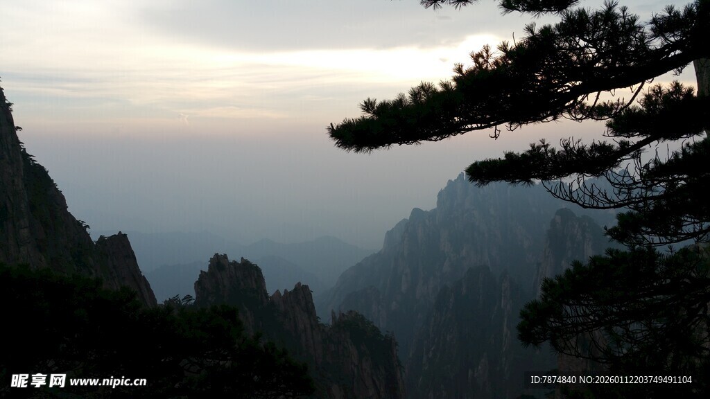 黄山暮色中的壮丽山景