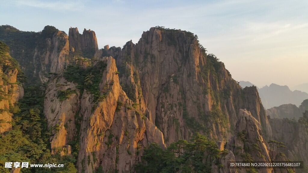 壮丽险峻的巍峨山峰