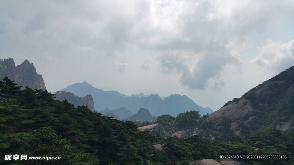 山峦云雾间的壮美景色